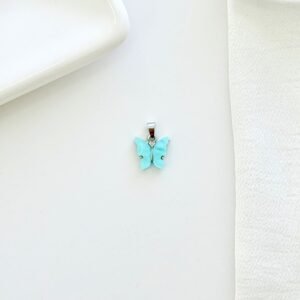 Dije de mariposa celeste.