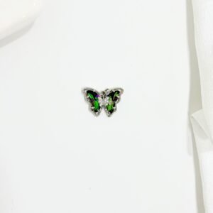 Dije de mariposa con piedras verdes.