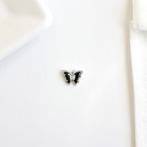 Dije de mariposa piedras negras.