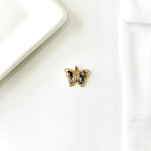 Dije de mariposa dorado, con piedras.