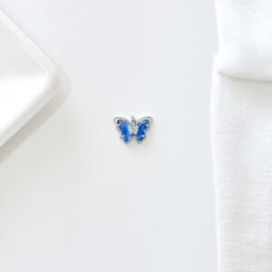 Dije de mariposa con piedras azules.