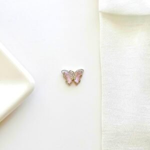Dije de mariposa con piedras.