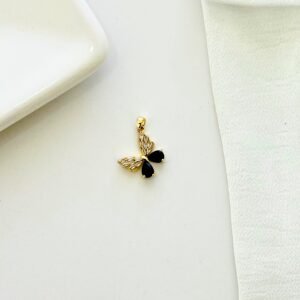 Dije de mariposa dorado con piedras brillantes.