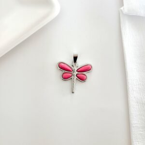 Dije libélula acero con piedras rosa.