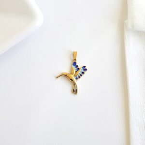 Dije colibrí dorado con esmalte azul y celeste.