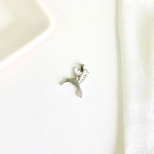 Dije colibrí de acero, esmalte y strass.