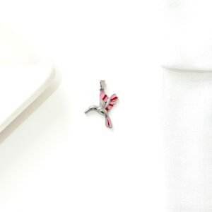 Dije colibrí de acero y esmaltes rojo y rosa.