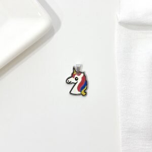 Dije unicornio esmaltado.