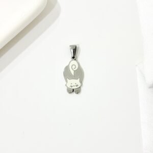 Dije de gato, acero y esmalte blanco.