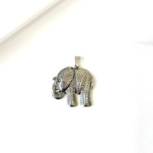 Dije de elefante en acero.