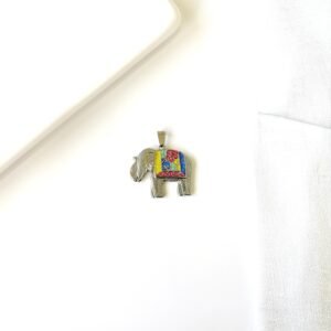 Dije de elefante, acero y esmalte de colores.