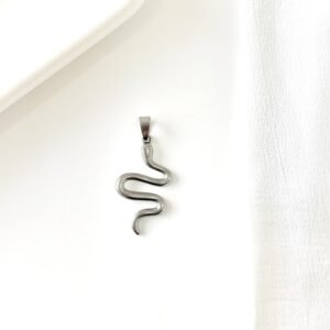 Dije de serpiente en acero.