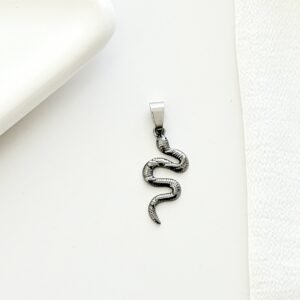 Dije de serpiente tallada.