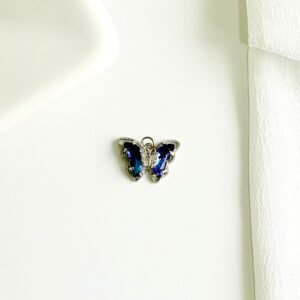Dije de mariposa con piedras.