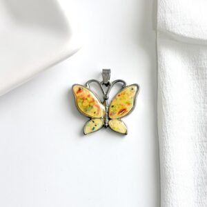 Dije de mariposa con resina.