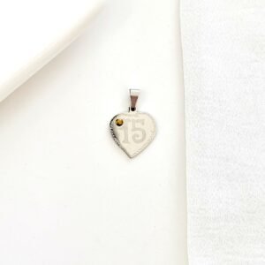Dije 15 años, corazón con punto dorado.