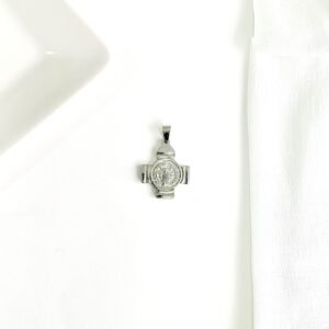 Dije cruz de San Benito, acero. Chico.