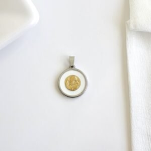 Dije San Benito, esmalte blanco y centro dorado.