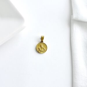 Dije San Cayetano dorado.