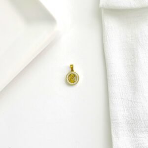 Dije de la virgen niña, dorado y strass. Mini.