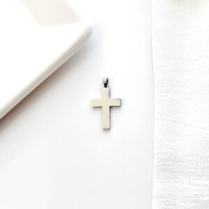 Dije cruz de acero.
