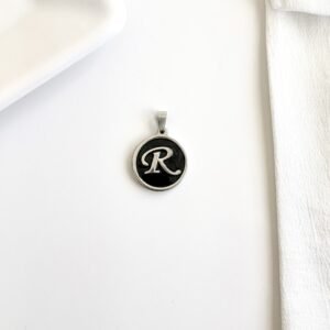 Dije letra R, esmaltado.
