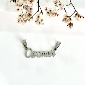 Nombre en acero, Carmen.