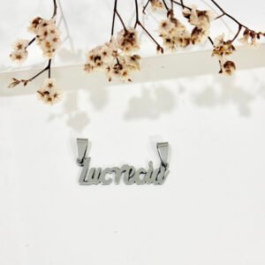 Nombre en acero, Lucrecia.