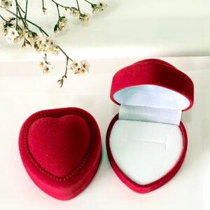 Exhibidor-estuche para anillos, forma de corazón.