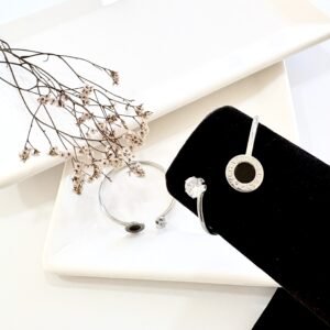Pulsera acero esclava con dije BVLGARI.