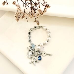 Pulsera con dijes y perla.