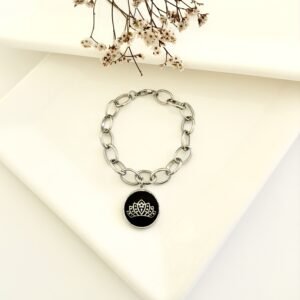 Pulsera acero con dije esmaltado.