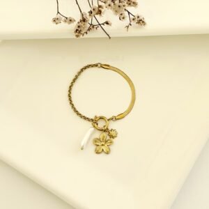 Pulsera acero dorado con dije y perla.