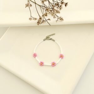 Pulsera infantil con flores.