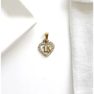 Dije 15 años dorado con strass.