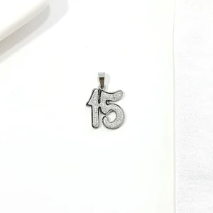 Dije 15 años. Acero con strass.