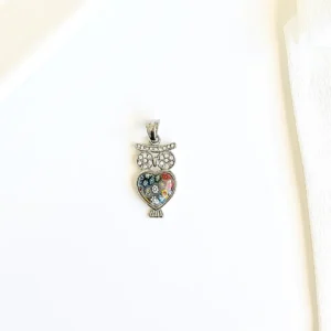 Dije buho con strass y murano.