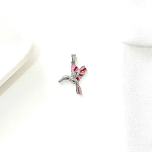 Dije colibrí de acero y esmaltes rojo y rosa.