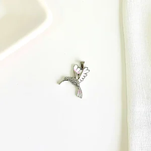 Dije colibrí de acero, esmalte y strass.