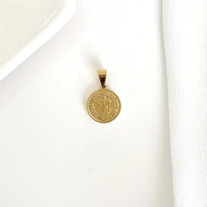 Dije San Benito dorado.