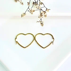 Aros de acero dorado con forma de corazón. 3 cm. de ancho.