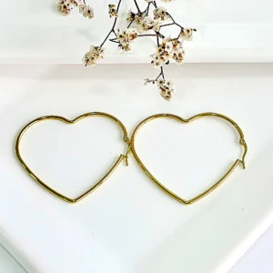Aros de acero dorado con forma de corazón. 5 cm. de ancho.
