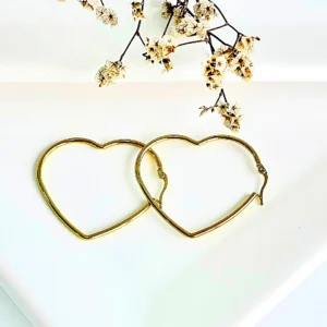 Aros de acero dorado con forma de corazón. 6 cm. de ancho.