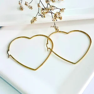 Aros de acero dorado con forma de corazón. 8 cm. de ancho.