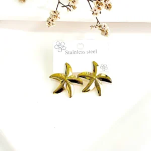 Aros de acero dorado con forma de estrella. 2.5 cm.