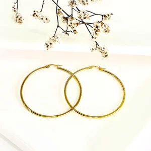 Aros de acero dorado estilo argollas. 5 cm. de diámetro.