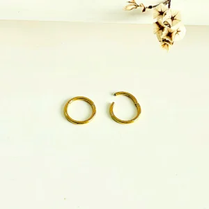 Aros de acero dorado estilo argollitas. 1 cm. de diámetro.