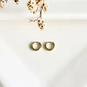 Aros de acero dorado, estilo argollitas. 1 cm. de diámetro.