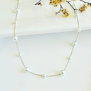 Collar dorado con perlas. 45+5 cm.