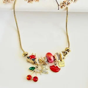 Collar dorado estilo Pandora con dijes colgantes multi-charms. 45+5 cm.